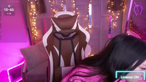 Snapshot of elisevelour chatting on February 18, 1:29 pm elisevelour online show from February 18, 1:29 pm