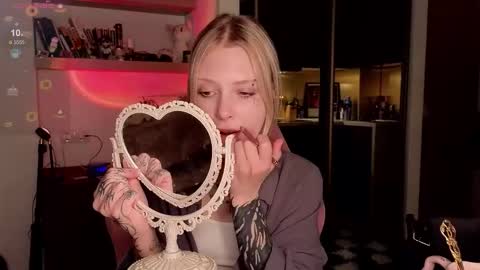 Elizabeth online show from December 1, 9:31 pm