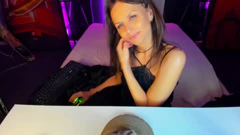 Snapshot of elizabe_th chatting on December 12, 1:43 am Elizabethangel online show from December 12, 1:43 am