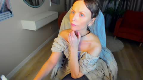Snapshot of elizabe_th chatting on February 7, 1:25 am Elizabethangel online show from February 7, 1:25 am