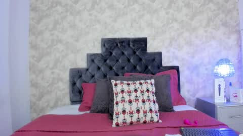 Elizabeth online show from December 15, 9:08 pm