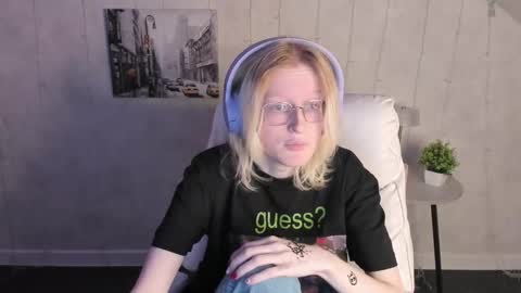 Elizabeth online show from December 3, 1:35 am