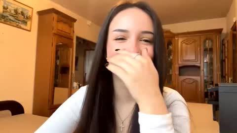 Mia online show from November 28, 9:23 am