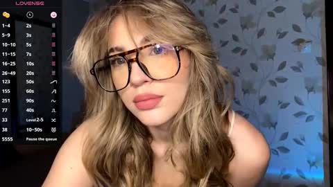 Mia online show from February 4, 5:08 pm