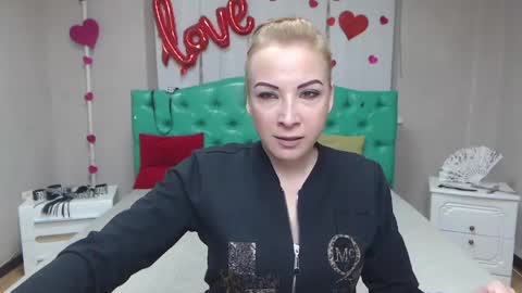 Snapshot of elizabethsho chatting on May 2, 5:18 pm ElizabethSho online show from May 2, 5:18 pm