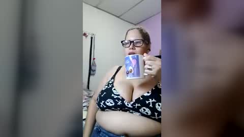 Snapshot of elizabethtaylor1 chatting on July 8, 10:14 pm Elizabeth online show from July 8, 10:14 pm