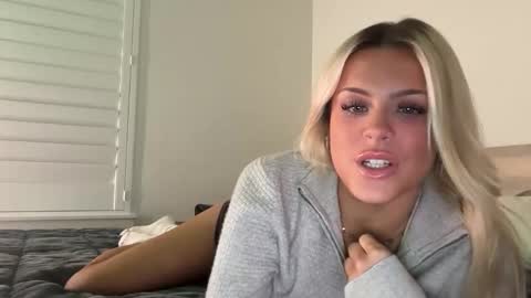 Ella online show from December 16, 3:11 am