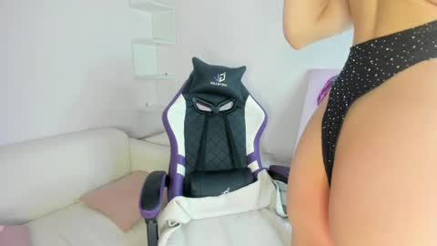 Ella online show from April 3, 1:25 am