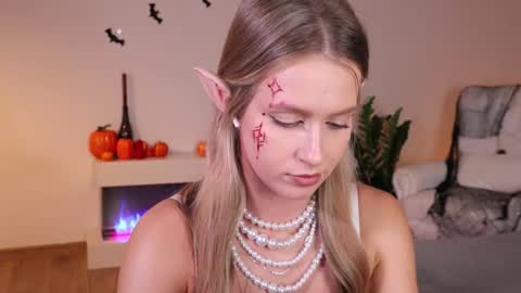 Ella online show from October 25, 6:57 pm