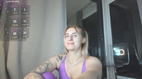 ella_vee online show from October 18, 2:58 am