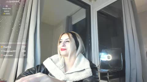 ella_vee online show from October 31, 4:13 am