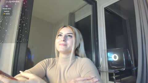 ella_vee online show from November 8, 4:12 am