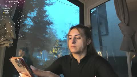 ella_vee online show from December 5, 5:49 am