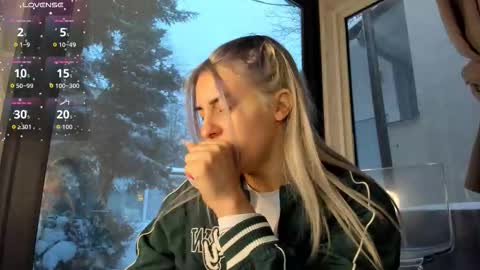 ella_vee online show from February 2, 5:39 am