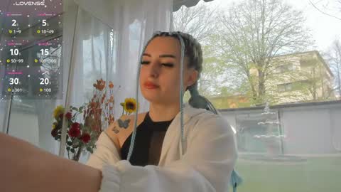 ella_vee online show from April 10, 4:50 am