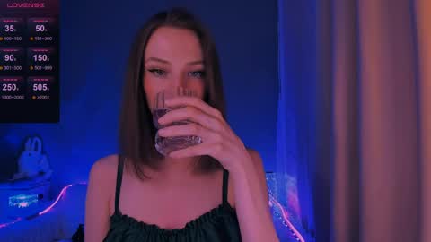 ellaamber online show from April 8, 12:32 am