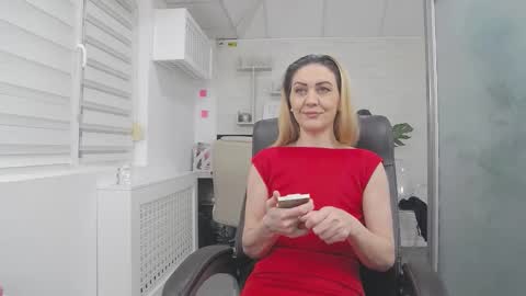 Snapshot of ellamilf chatting on January 17, 2:33 pm online show from January 17, 2:33 pm