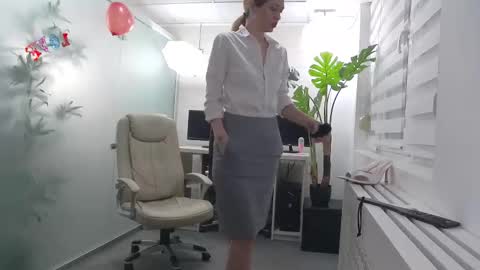 Snapshot of ellamilf chatting on February 16, 12:56 pm online show from February 16, 12:56 pm