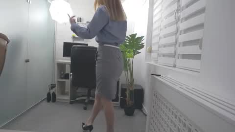 Snapshot of ellamilf chatting on February 24, 3:43 pm online show from February 24, 3:43 pm