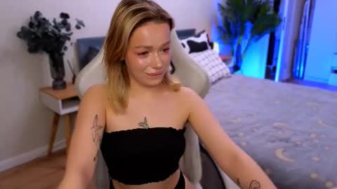 Snapshot of ellatwox chatting on December 15, 7:23 am Ella online show from December 15, 7:23 am