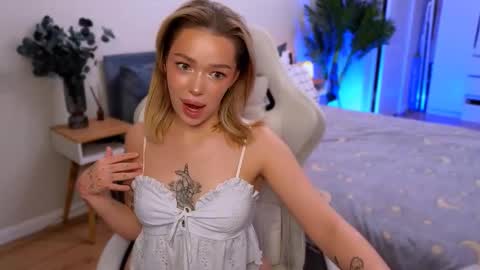 Snapshot of ellatwox chatting on December 16, 6:29 am Ella online show from December 16, 6:29 am