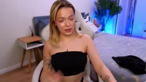 Snapshot of ellatwox chatting on December 18, 5:24 am Ella online show from December 18, 5:24 am