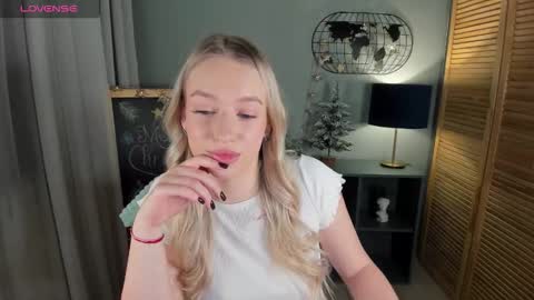 Snapshot of elldiana chatting on December 15, 1:32 am elldiana online show from December 15, 1:32 am