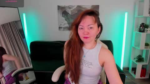 Snapshot of elli_anderson chatting on February 18, 1:56 am elli_anderson online show from February 18, 1:56 am