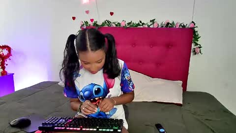 Snapshot of ellie_cute7 chatting on May 19, 7:09 pm ellie_cute7 online show from May 19, 7:09 pm