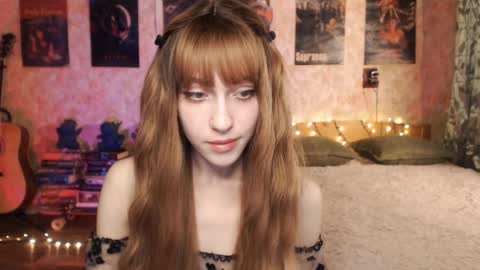 Snapshot of ellie_friendly chatting on December 4, 11:46 pm ellie_friendly online show from December 4, 11:46 pm