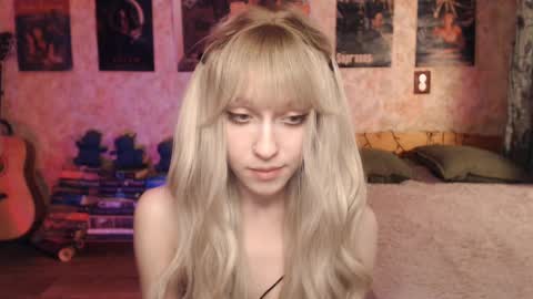 Snapshot of ellie_friendly chatting on February 17, 12:16 pm ellie_friendly online show from February 17, 12:16 pm