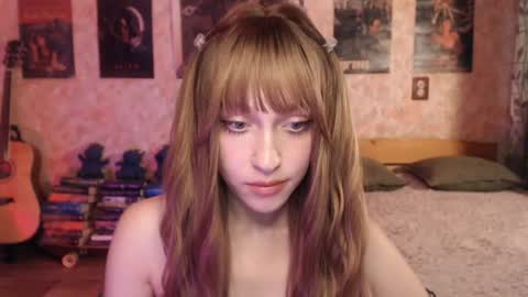 Snapshot of ellie_friendly chatting on July 22, 1:30 am ellie_friendly online show from July 22, 1:30 am