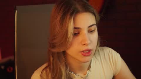 Snapshot of elliecutes chatting on February 24, 2:30 am elliecutes online show from February 24, 2:30 am