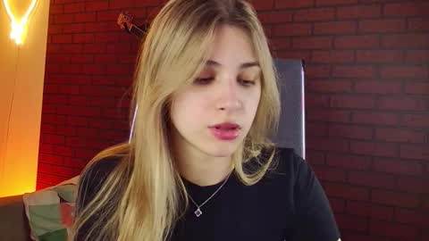 Snapshot of elliecutes chatting on November 28, 8:39 am elliecutes online show from November 28, 8:39 am