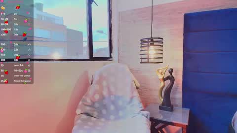 Snapshot of elliee_alves chatting on January 14, 12:44 pm elliee_alves online show from January 14, 12:44 pm