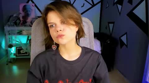 elliemurler online show from October 22, 9:09 am