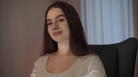 Snapshot of elliephant_ chatting on December 11, 10:47 am just Emily online show from December 11, 10:47 am