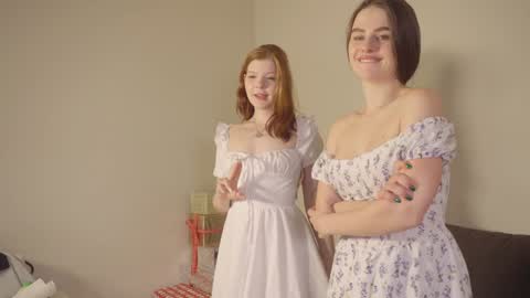 Snapshot of elliephant_ chatting on December 16, 6:05 pm just Emily online show from December 16, 6:05 pm