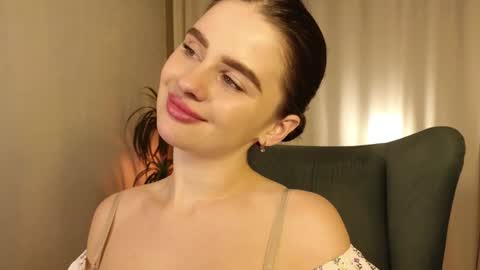 Snapshot of elliephant_ chatting on December 25, 6:52 pm just Emily online show from December 25, 6:52 pm