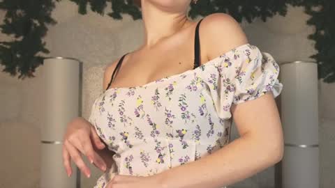 Snapshot of elliephant_ chatting on January 8, 3:28 pm just Emily online show from January 8, 3:28 pm