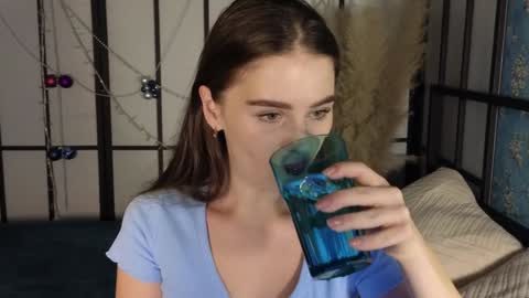 Snapshot of elliephant_ chatting on January 11, 12:29 pm just Emily online show from January 11, 12:29 pm