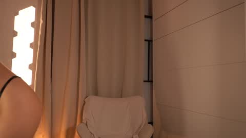 Snapshot of ellinrose chatting on December 3, 5:11 pm Caroline-ellin online show from December 3, 5:11 pm