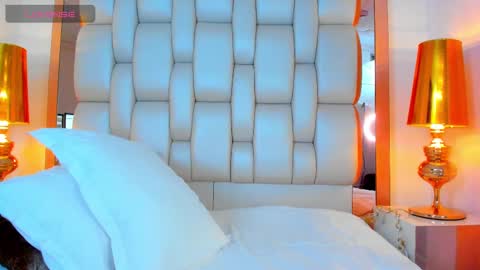 E L L I O T    V E L E Z online show from February 10, 11:23 pm