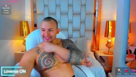 Snapshot of elliott_veelez chatting on July 7, 8:24 pm E L L I O T V E L E Z online show from July 7, 8:24 pm