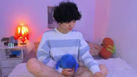 Snapshot of elliotvolkov chatting on June 19, 2:32 pm elliotvolkov online show from June 19, 2:32 pm