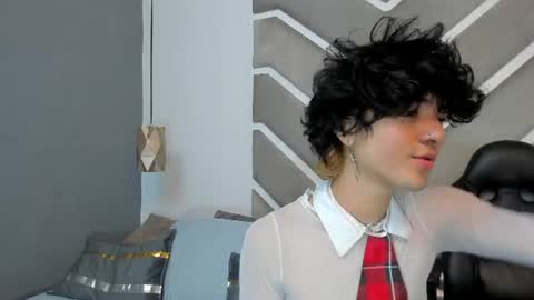 Snapshot of elliotvolkov chatting on July 24, 1:31 pm elliotvolkov online show from July 24, 1:31 pm