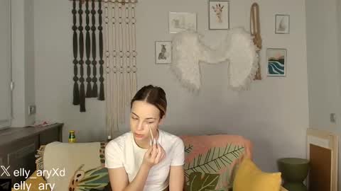 Snapshot of elly_ary chatting on December 18, 9:21 pm elly_ary online show from December 18, 9:21 pm