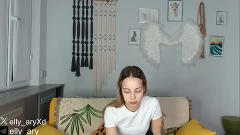 Snapshot of elly_ary chatting on January 15, 9:18 pm elly_ary online show from January 15, 9:18 pm