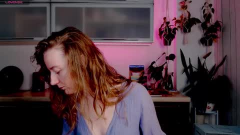 Snapshot of elly_helly chatting on December 16, 8:25 pm elly_helly online show from December 16, 8:25 pm