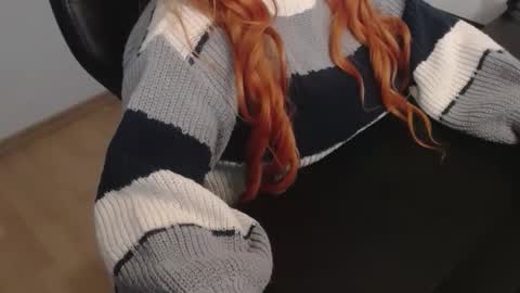 Elly online show from December 3, 7:01 pm